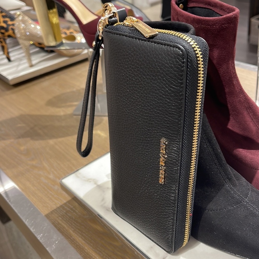 MICHAEL KORS LARGE TRAVEL CONTINENTAL WRISTLET WALLET PHONE HOLDER BLACK /Gold - Picture 3 of 16